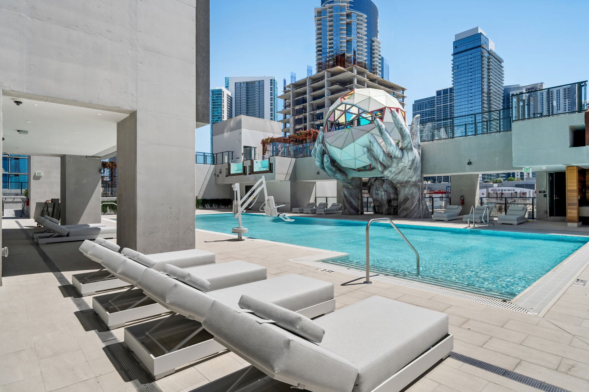 Elite E11EVEN Studio 40th Floor with Rooftop Pool & Resort Gym