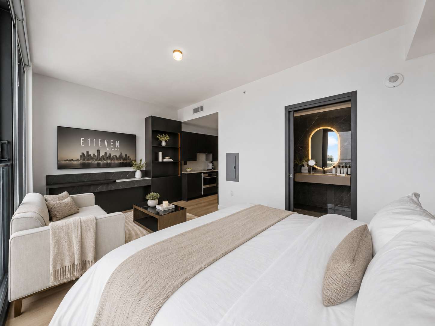 Luxury E11EVEN 22nd Floor Suite w/ City & Bay View