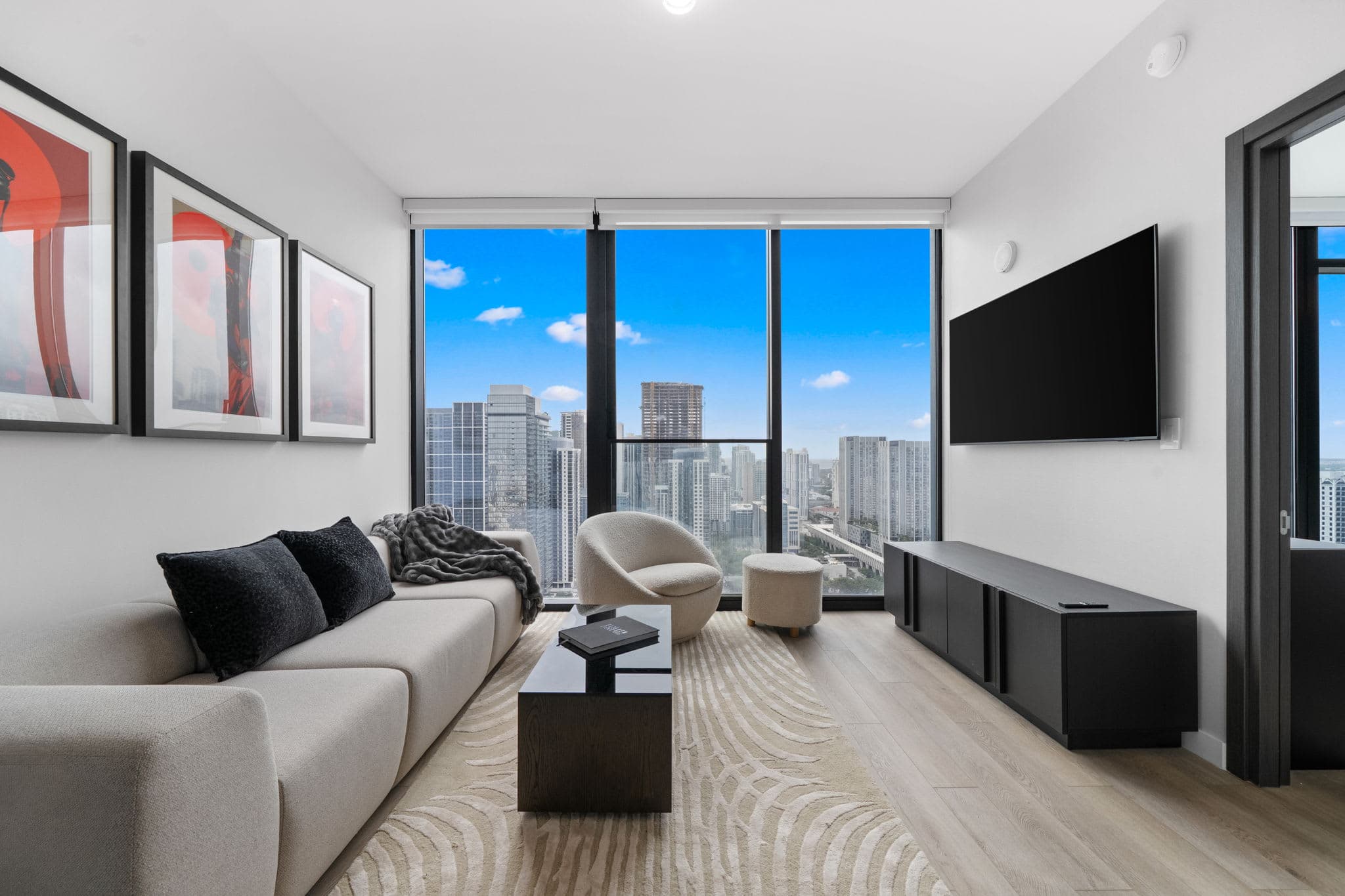 32nd Floor E11EVEN w/ Rooftop Pool & Skyline Views