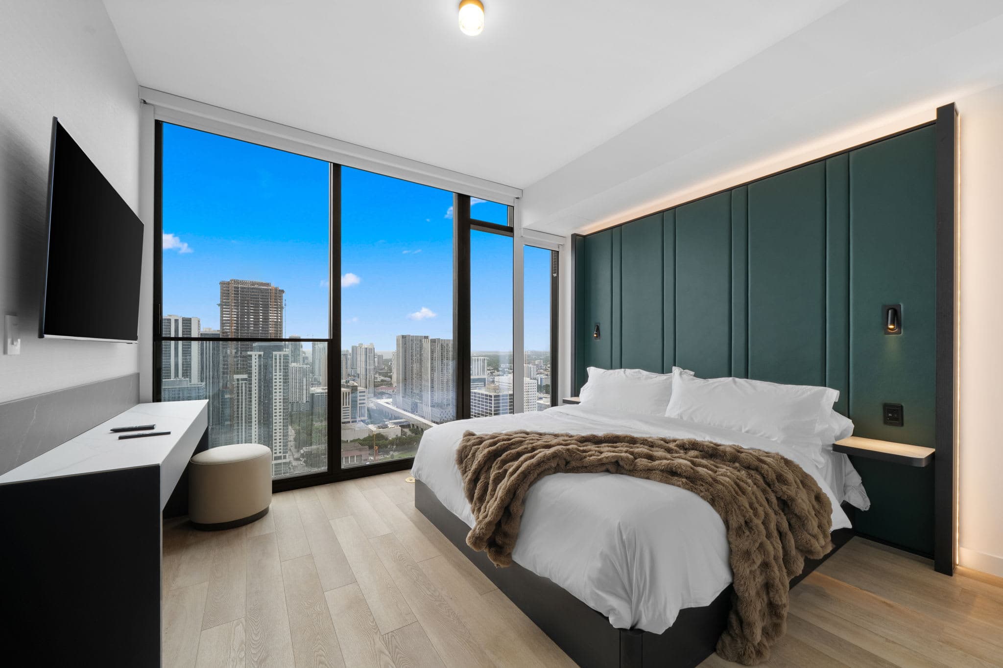 32nd Floor E11EVEN w/ Rooftop Pool & Skyline Views