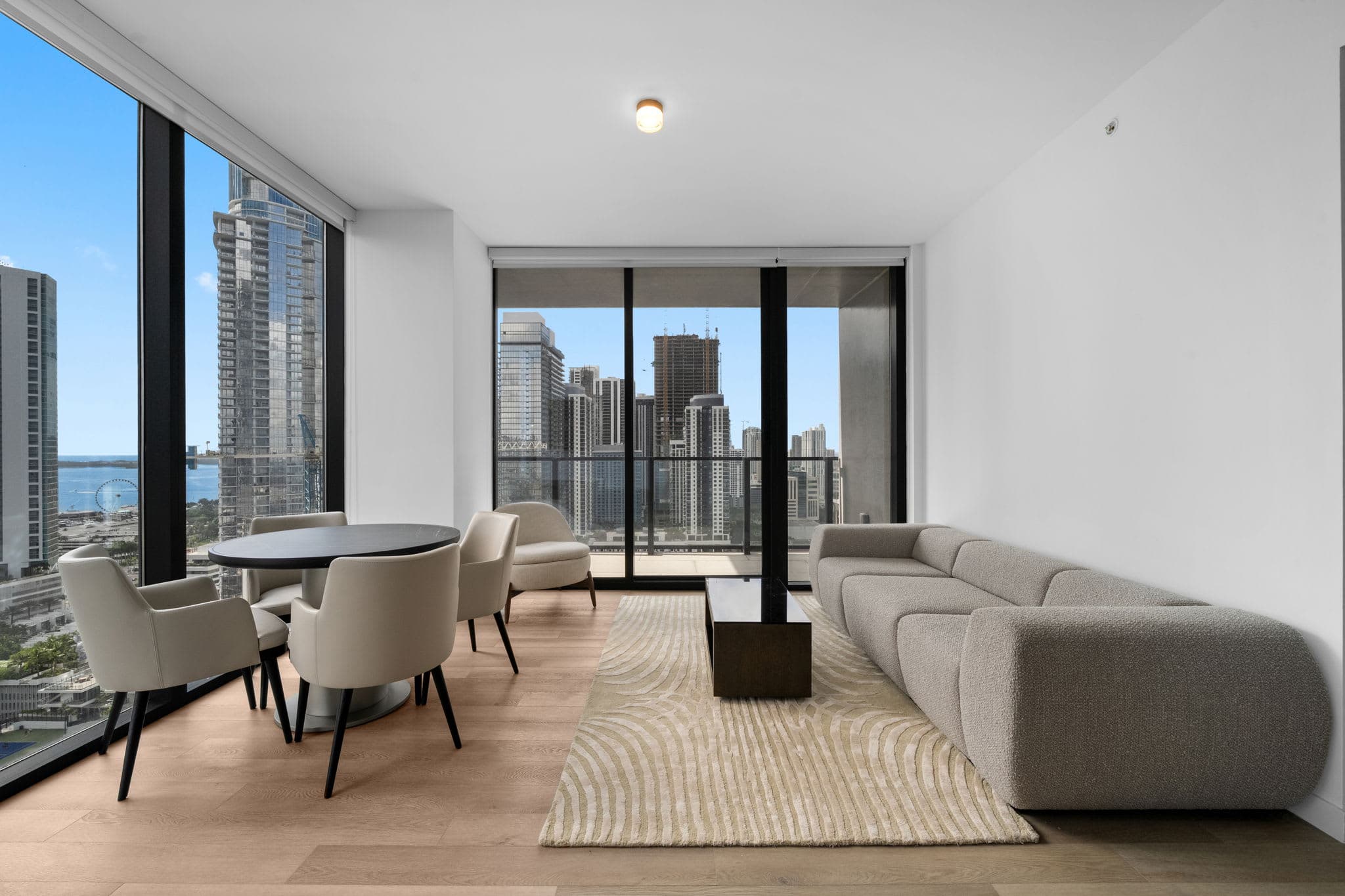 Stunning Suite at E11EVEN Rooftop Pool Balcony Gym