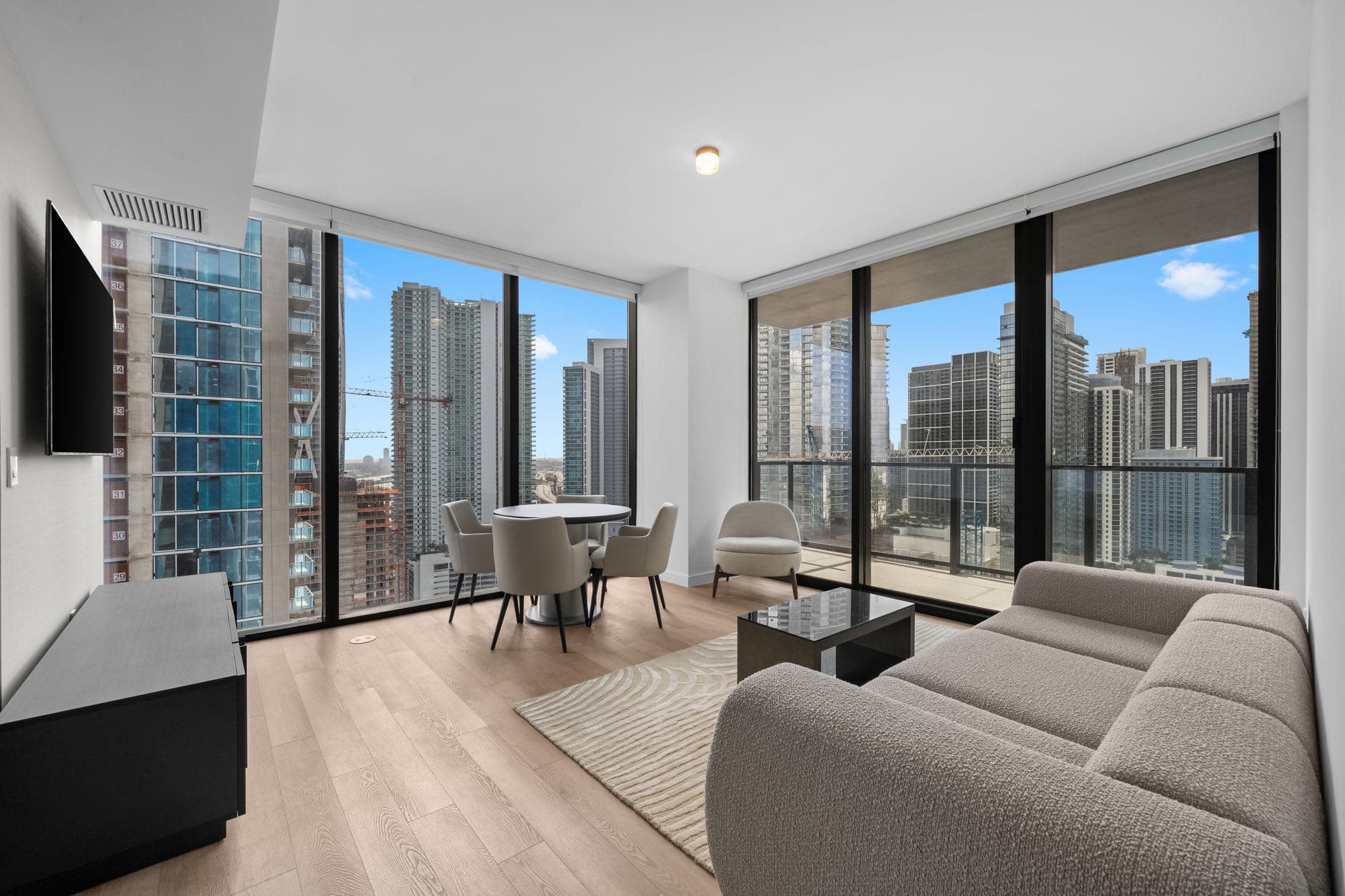 Stunning Suite at E11EVEN Rooftop Pool Balcony Gym