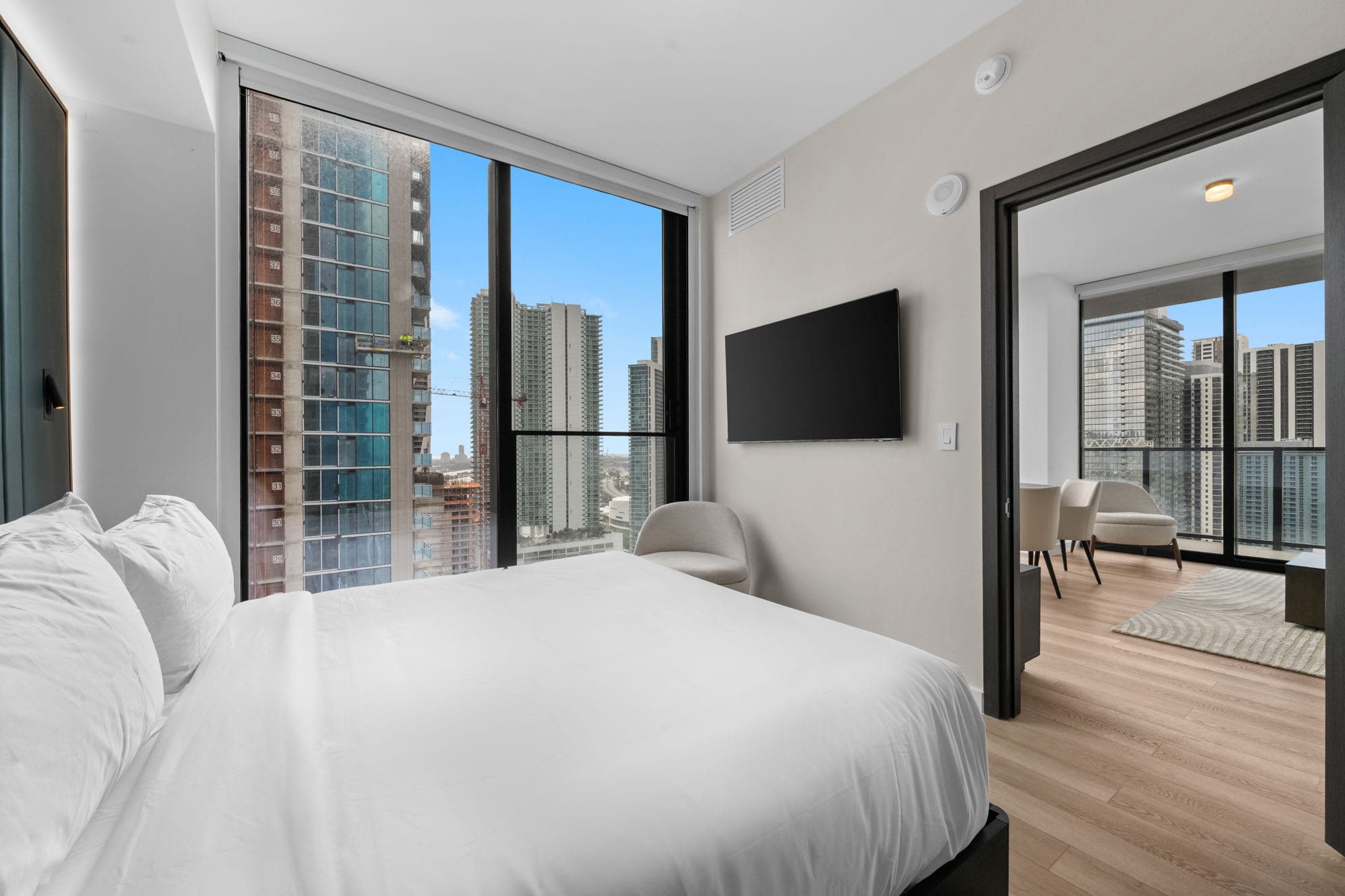 Stunning Suite at E11EVEN Rooftop Pool Balcony Gym