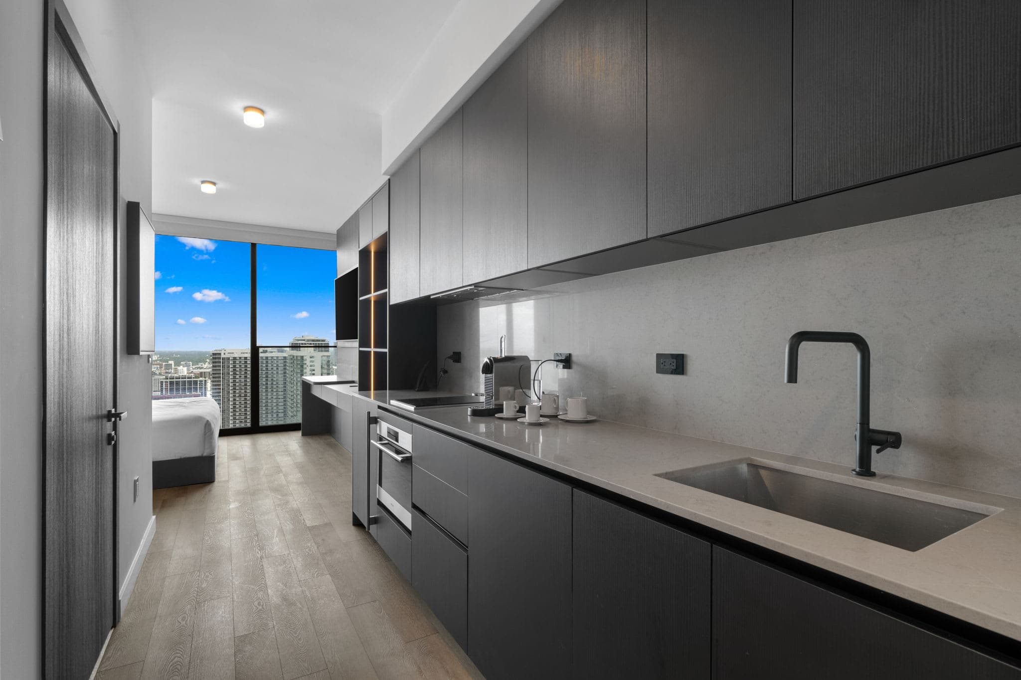 E11EVEN Studio Suite w/ Rooftop Pool City Views