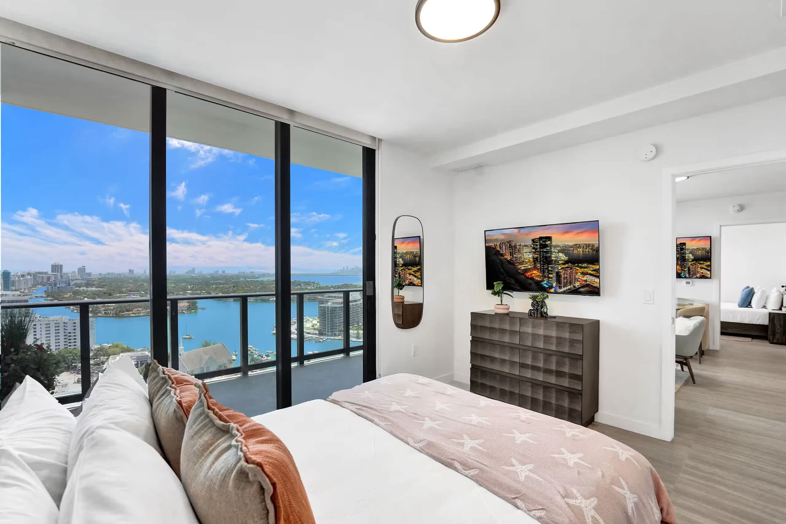 Miami Beach Luxury Ocean views Balcony & Pool
