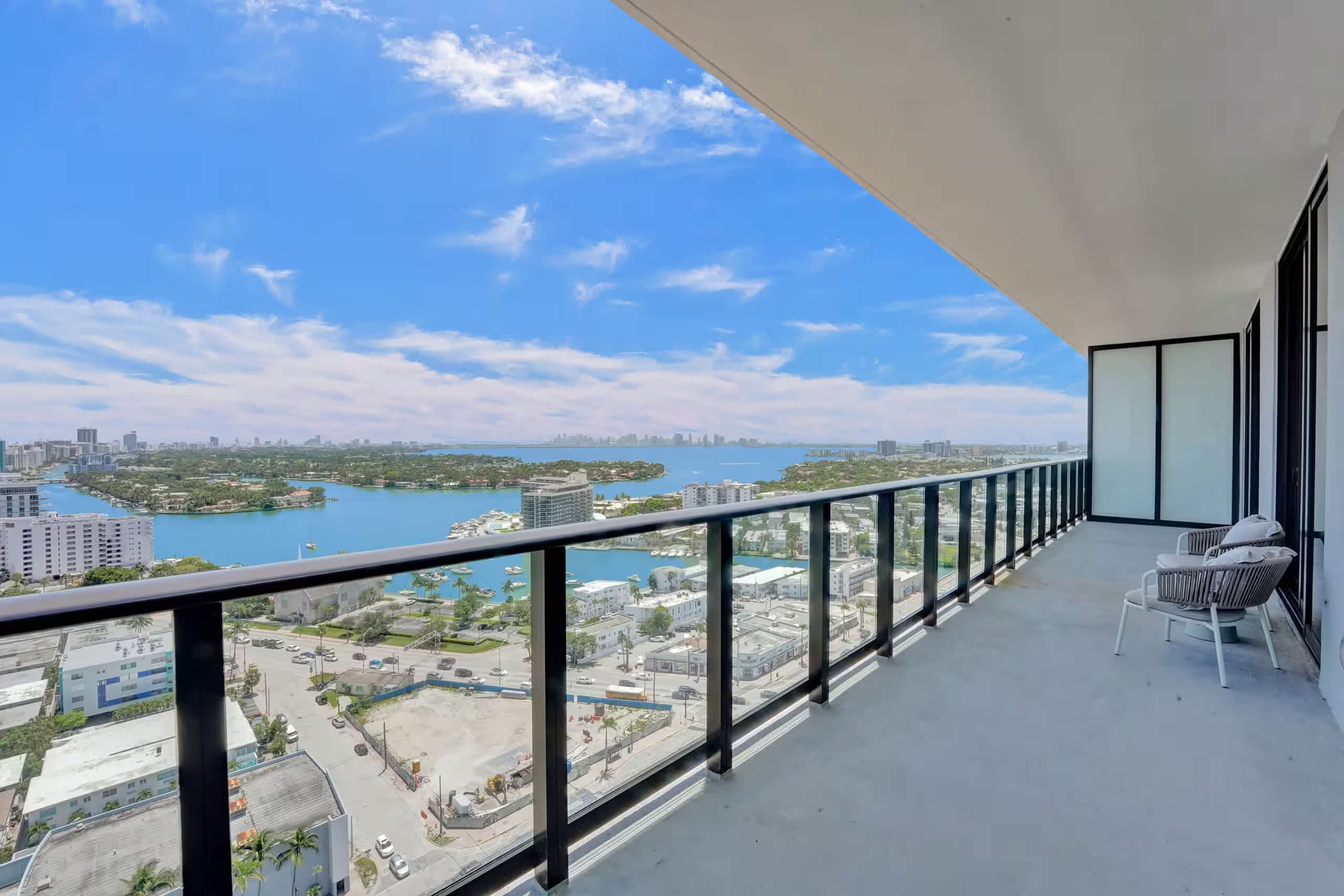 Miami Beach Luxury Ocean views Balcony & Pool