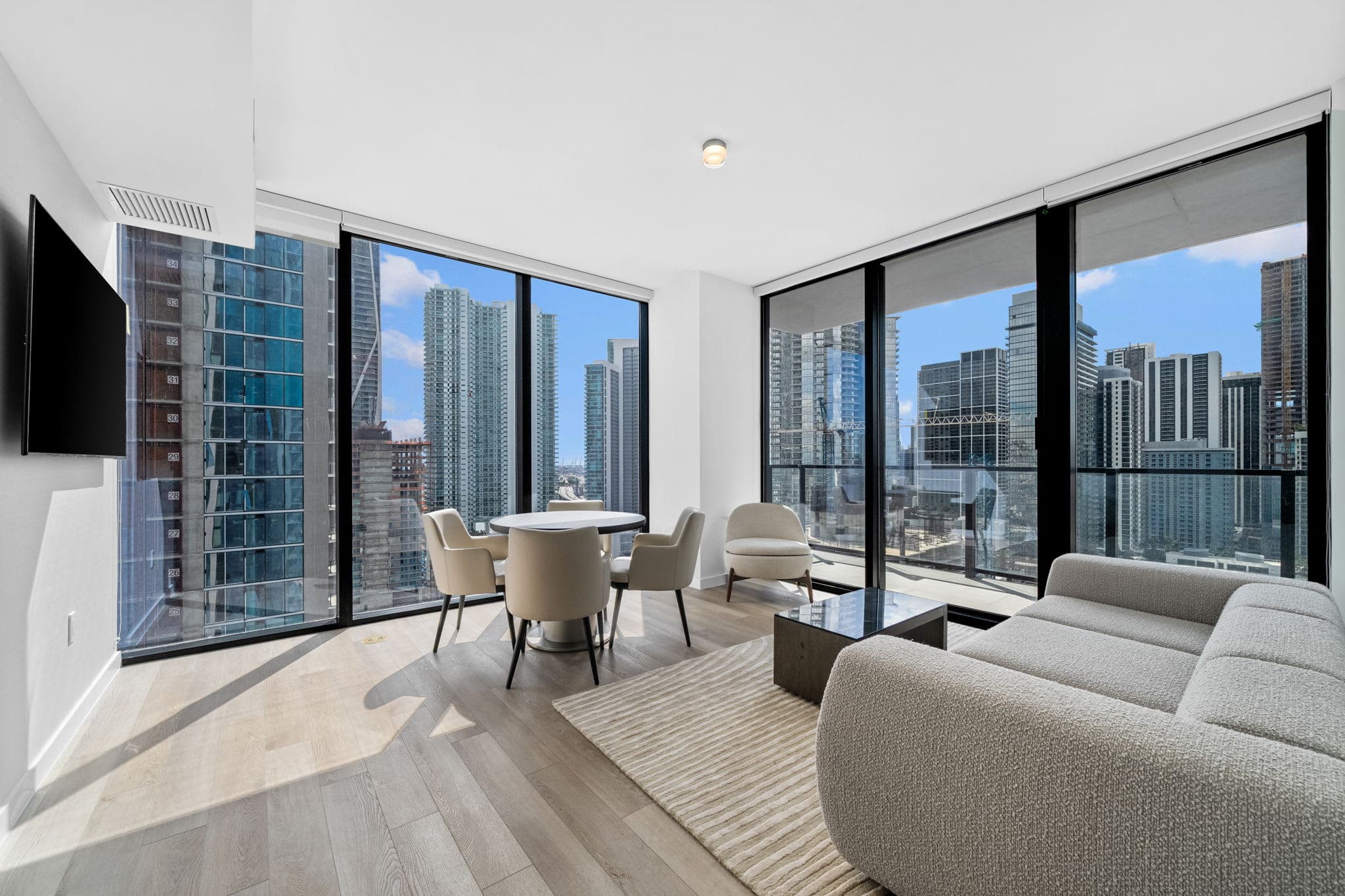 30th Floor Luxury Suite w/ Bay Views & Rooftop Pool