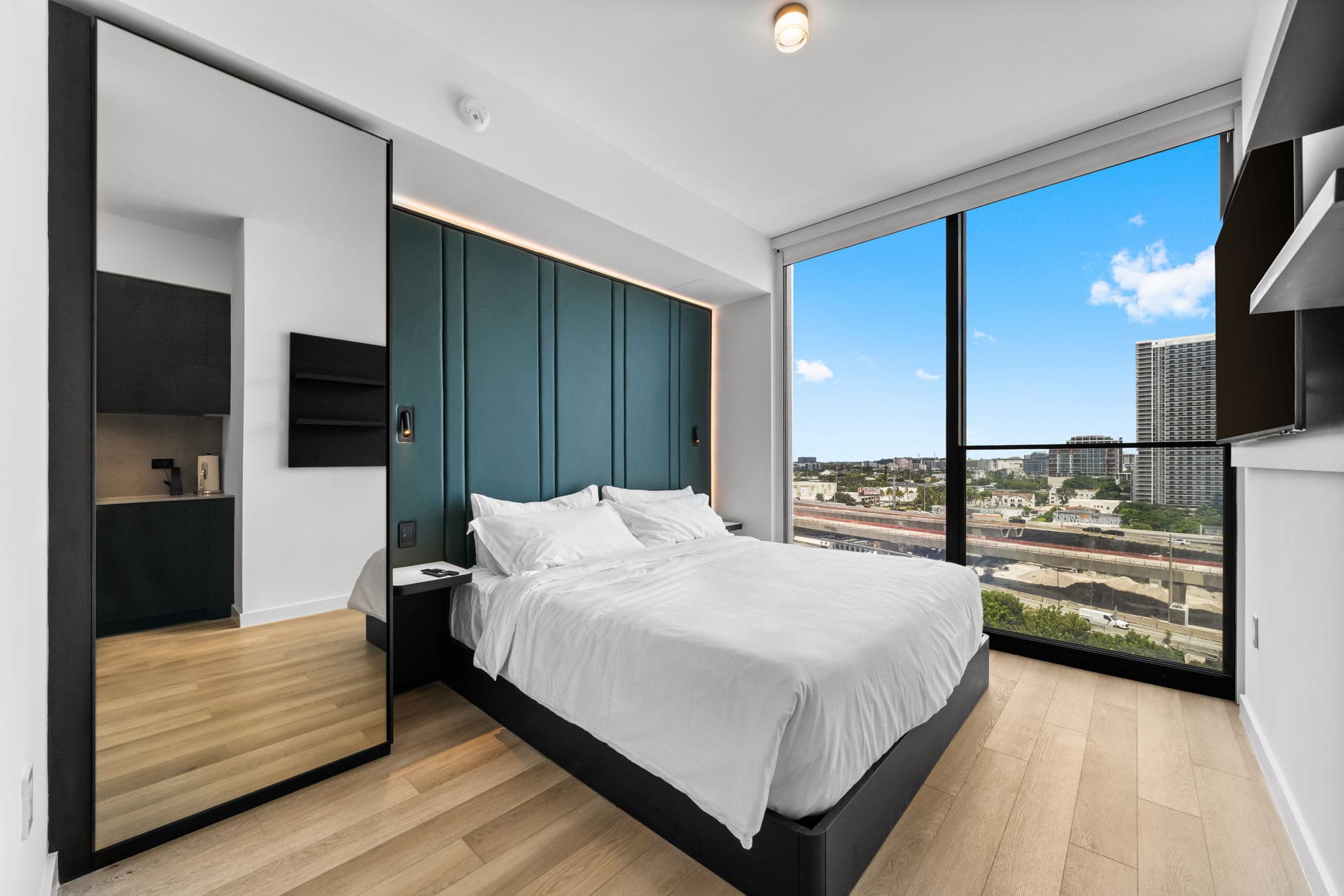 29th Floor E11EVEN Residences Suite Rooftop Pool