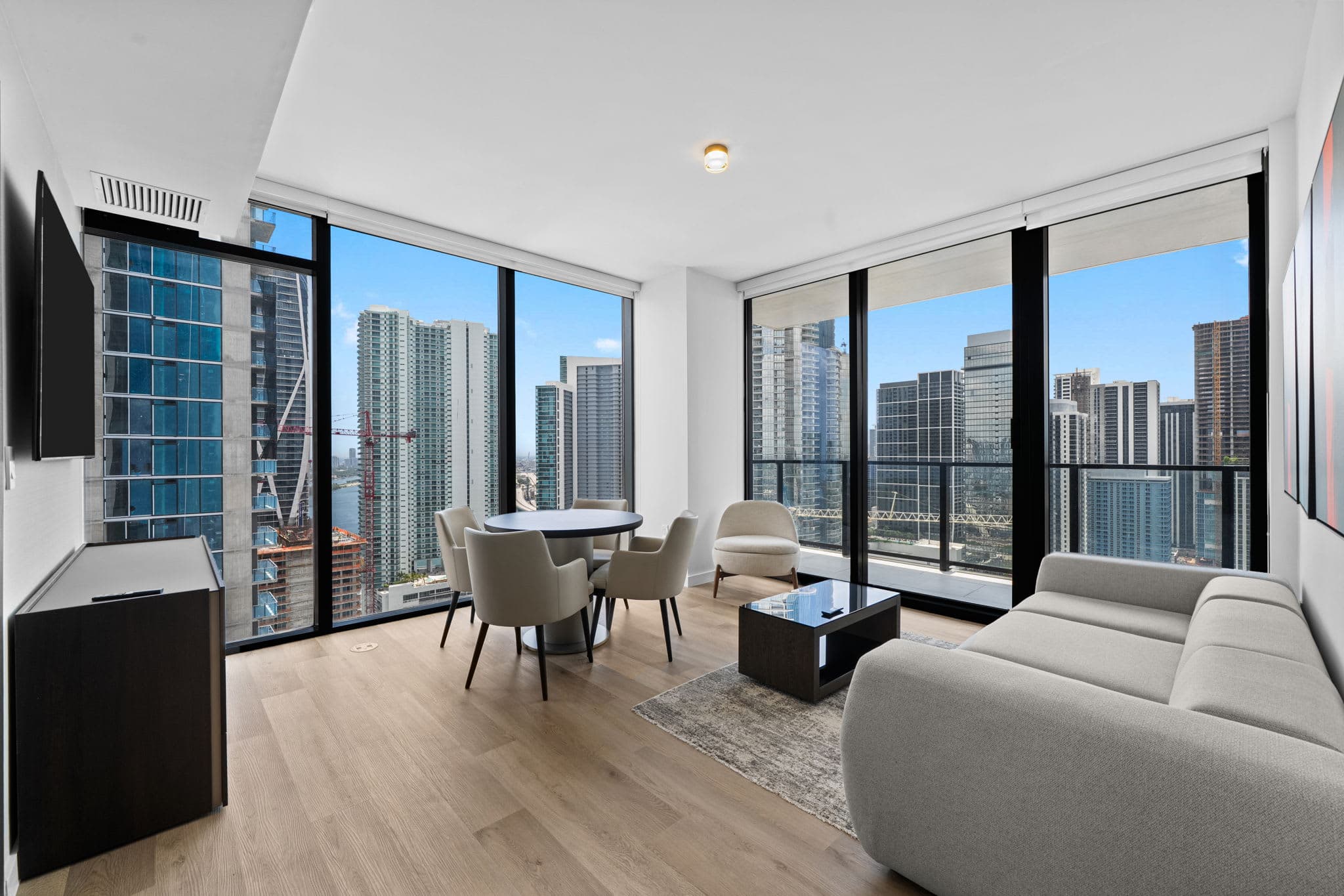 Luxury E11EVEN Panoramic Bay & City View Suites