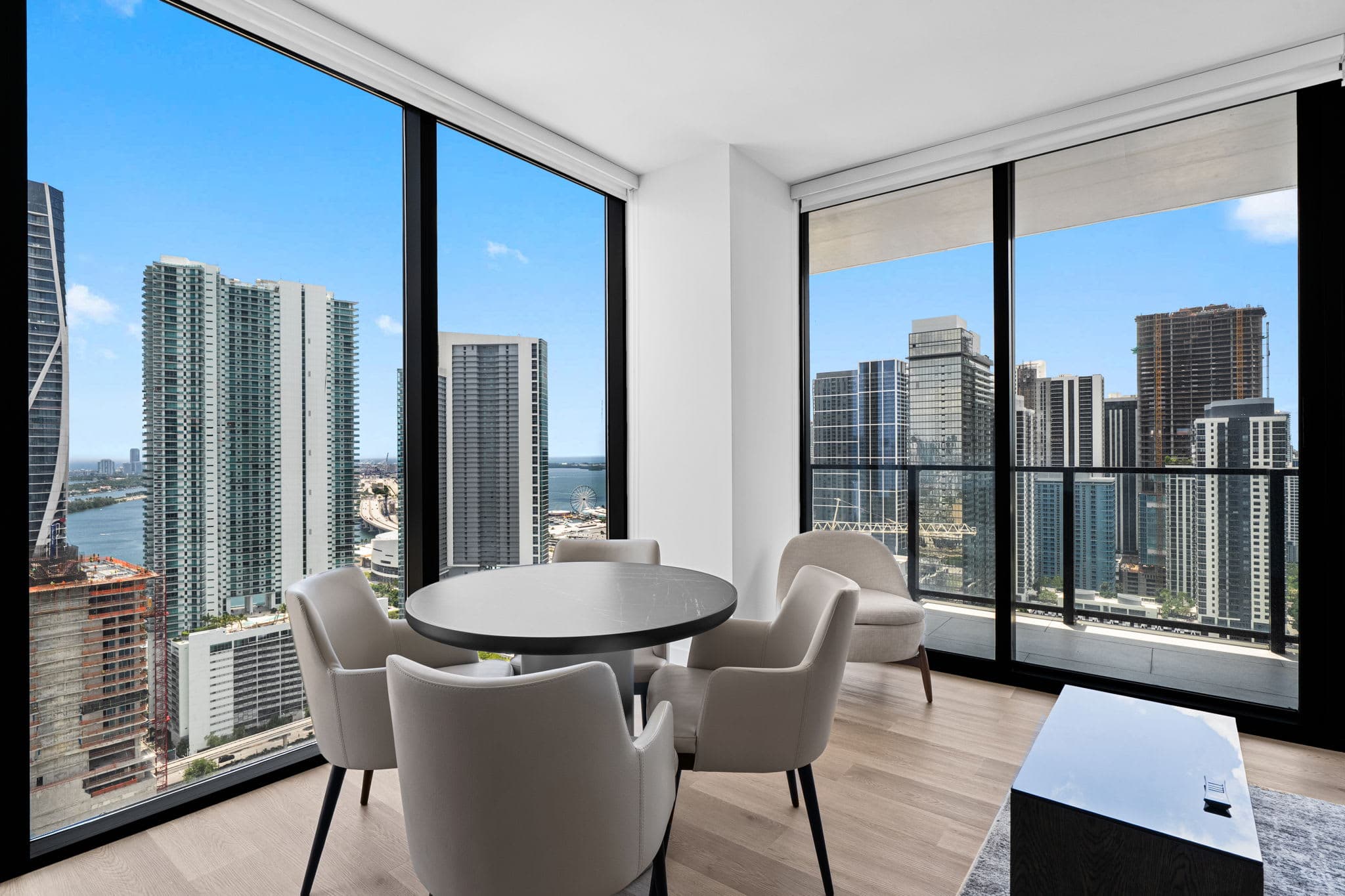 Luxury E11EVEN Panoramic Bay & City View Suites