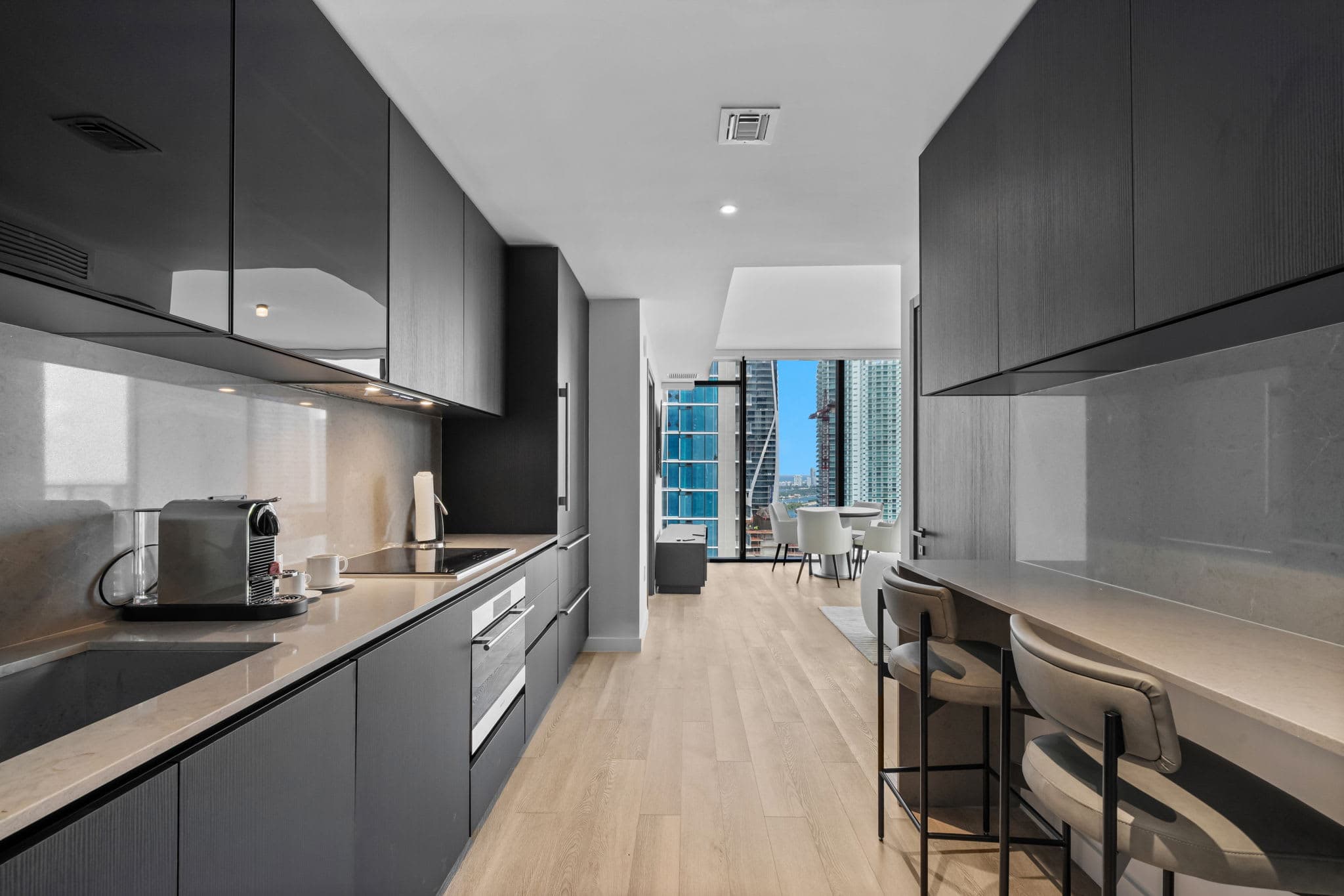 Luxury E11EVEN Panoramic Bay & City View Suites