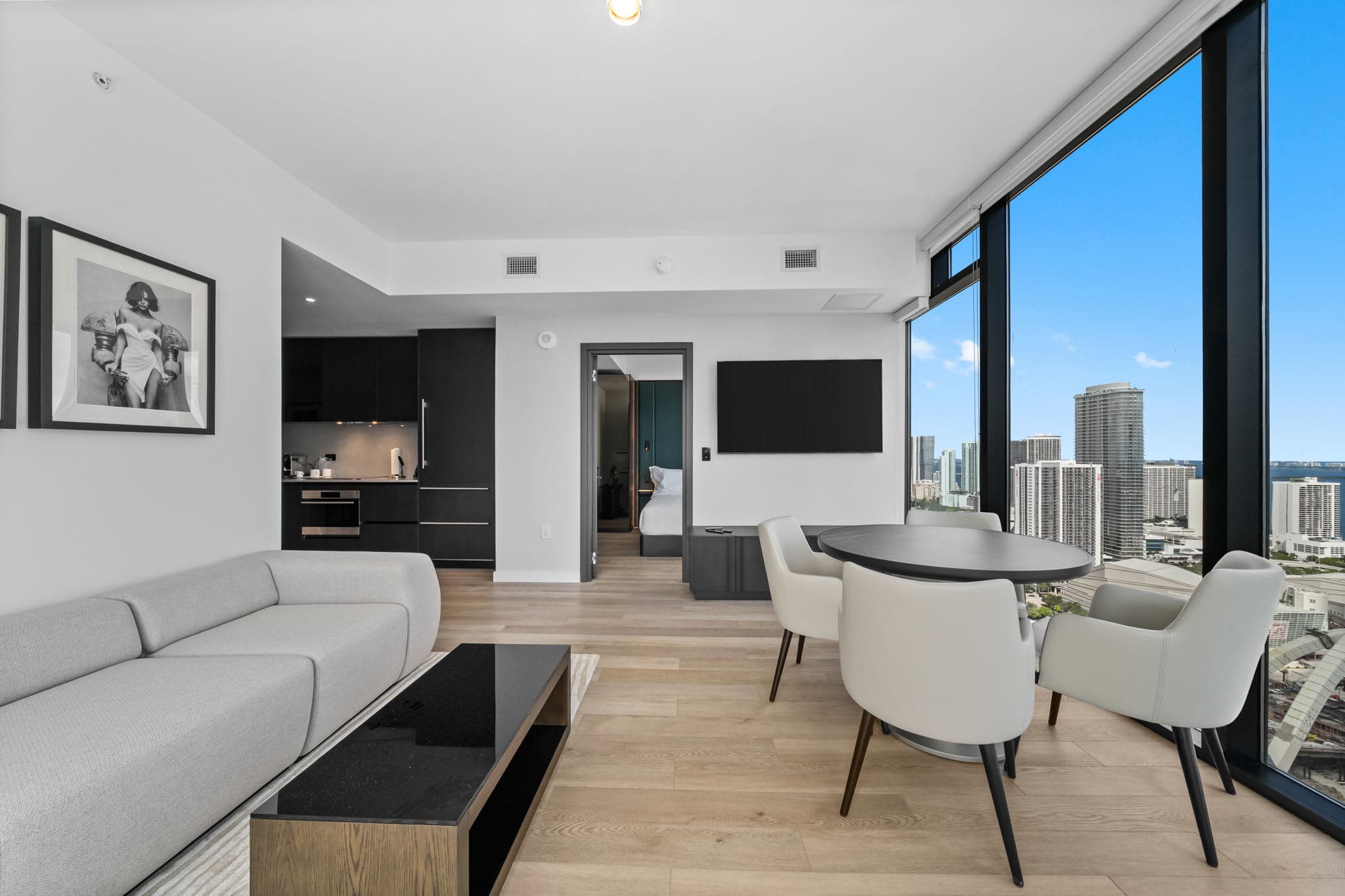 Luxury E11EVEN Panoramic Bay & City View Suites