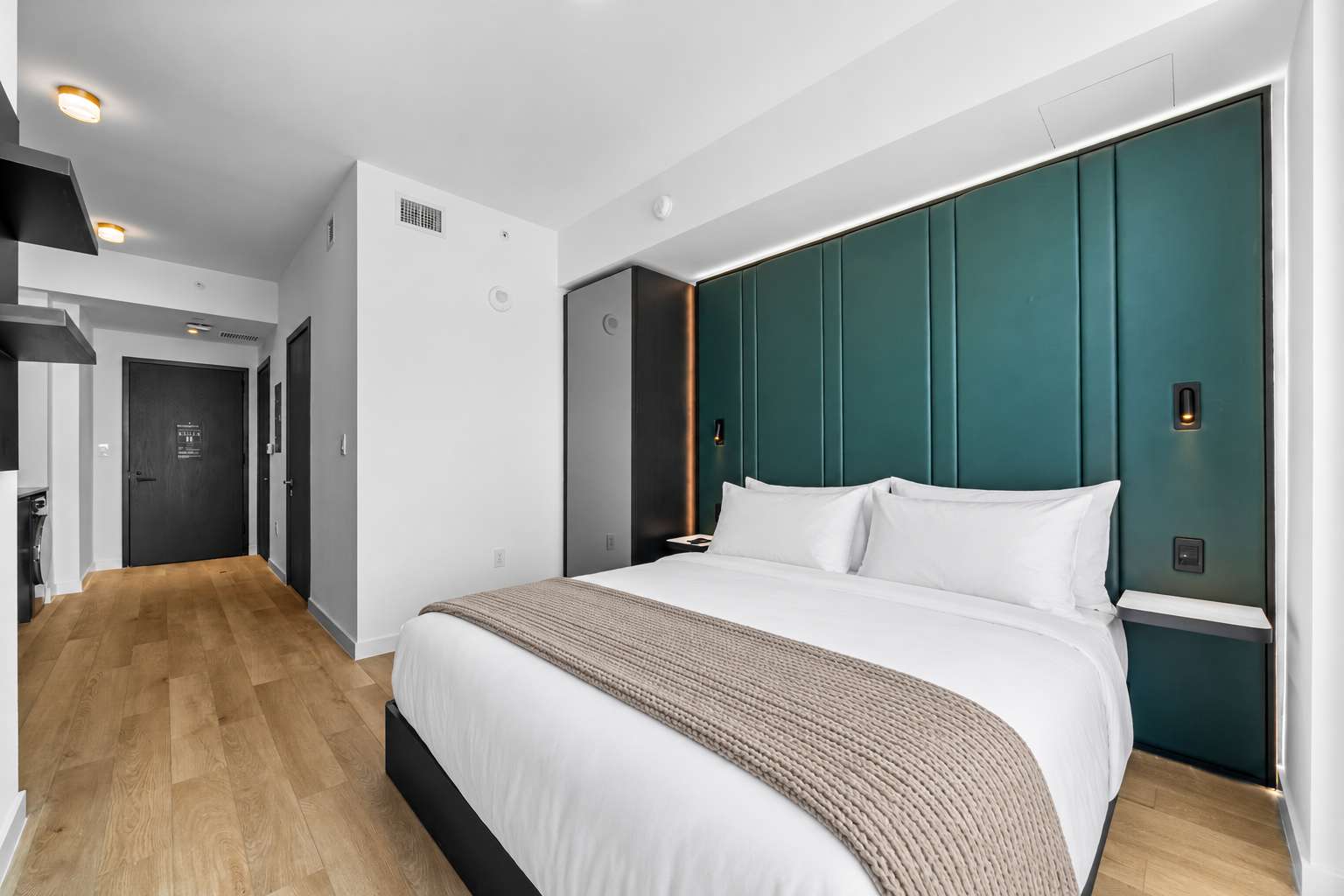 E11EVEN Studio Suite with Rooftop Pool & City Views