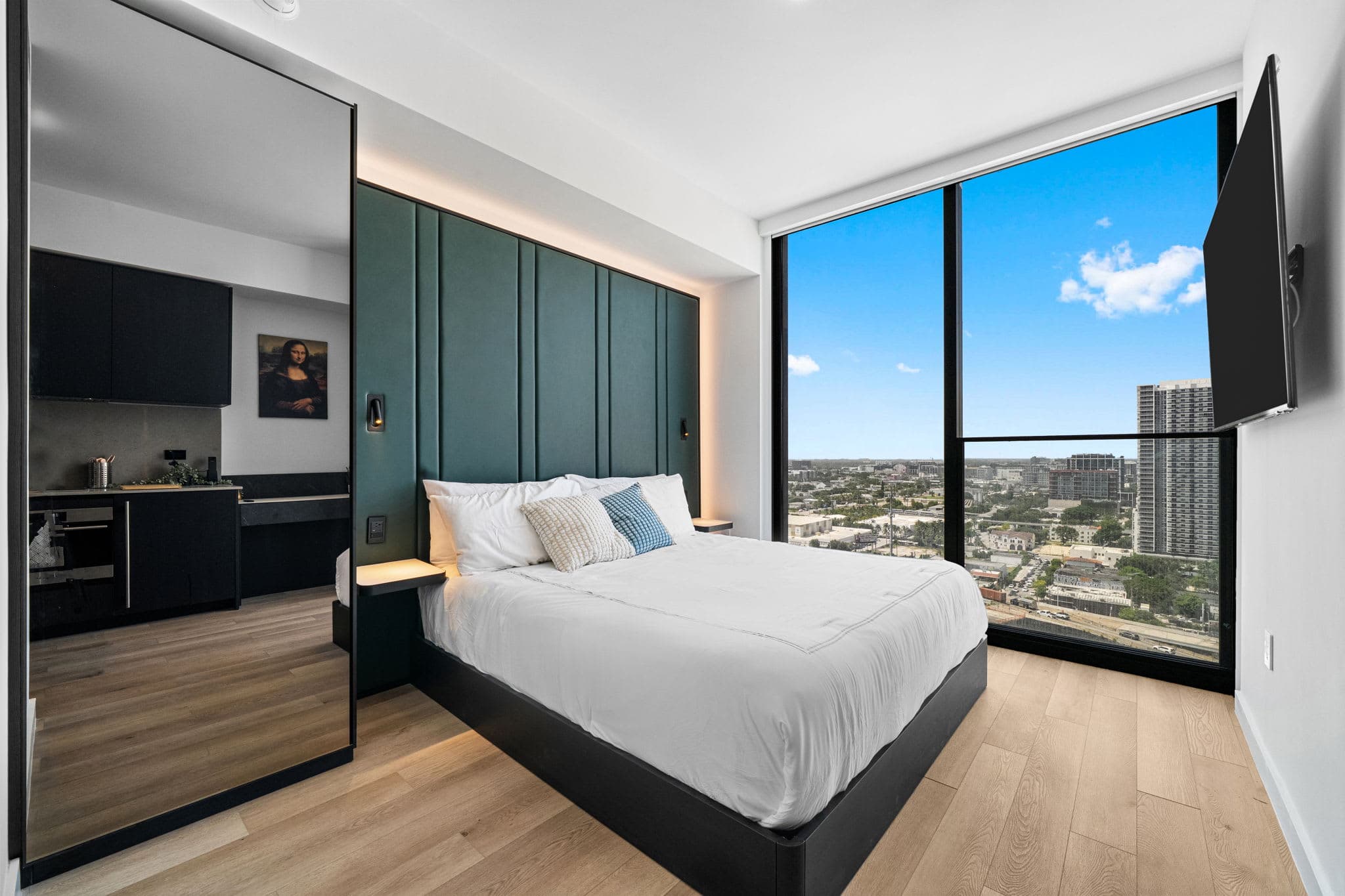 E11EVEN Studio Suite with Rooftop Pool & City Views