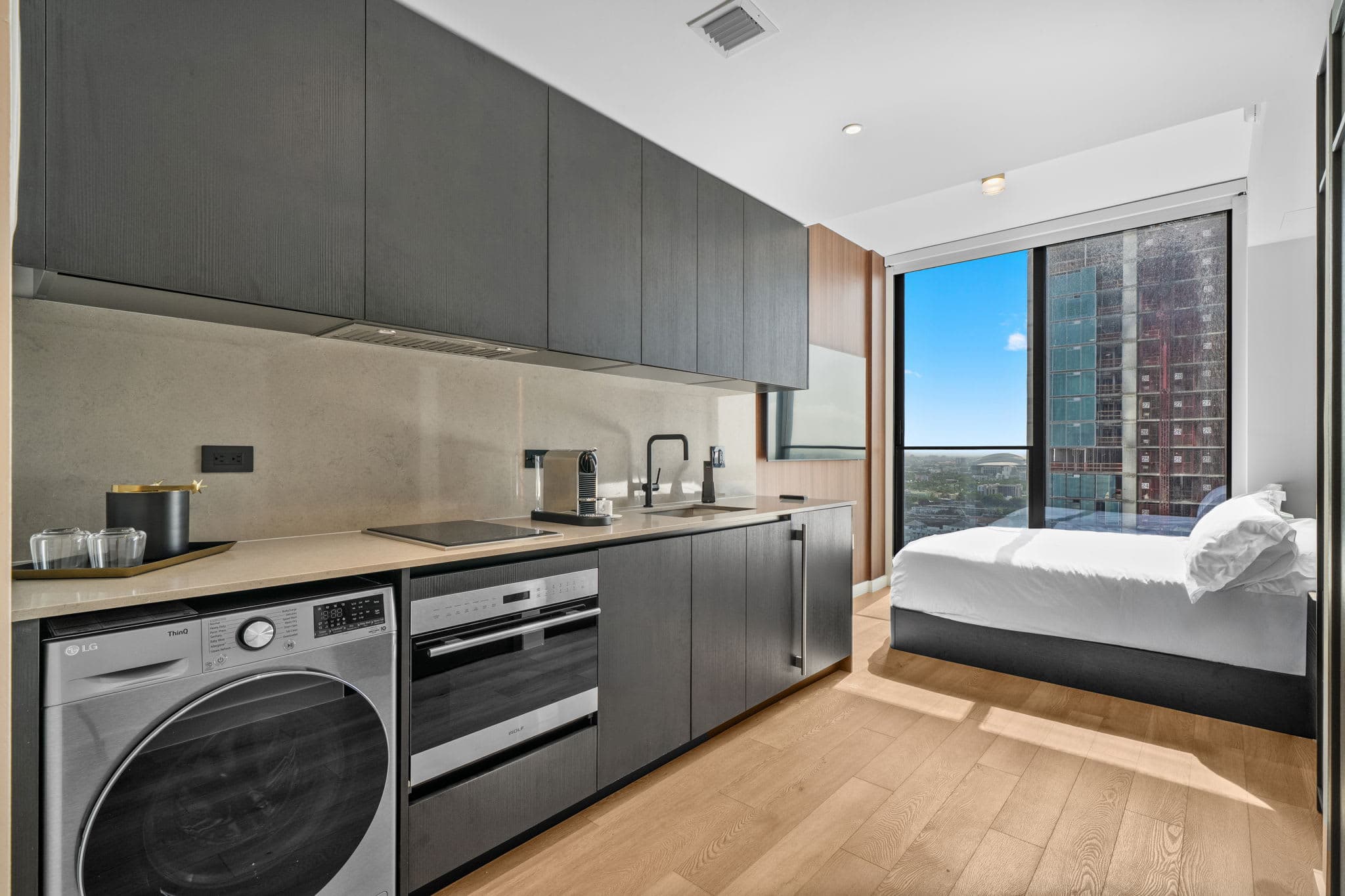 Luxury 26th Floor Studio E11EVEN with Rooftop Pool