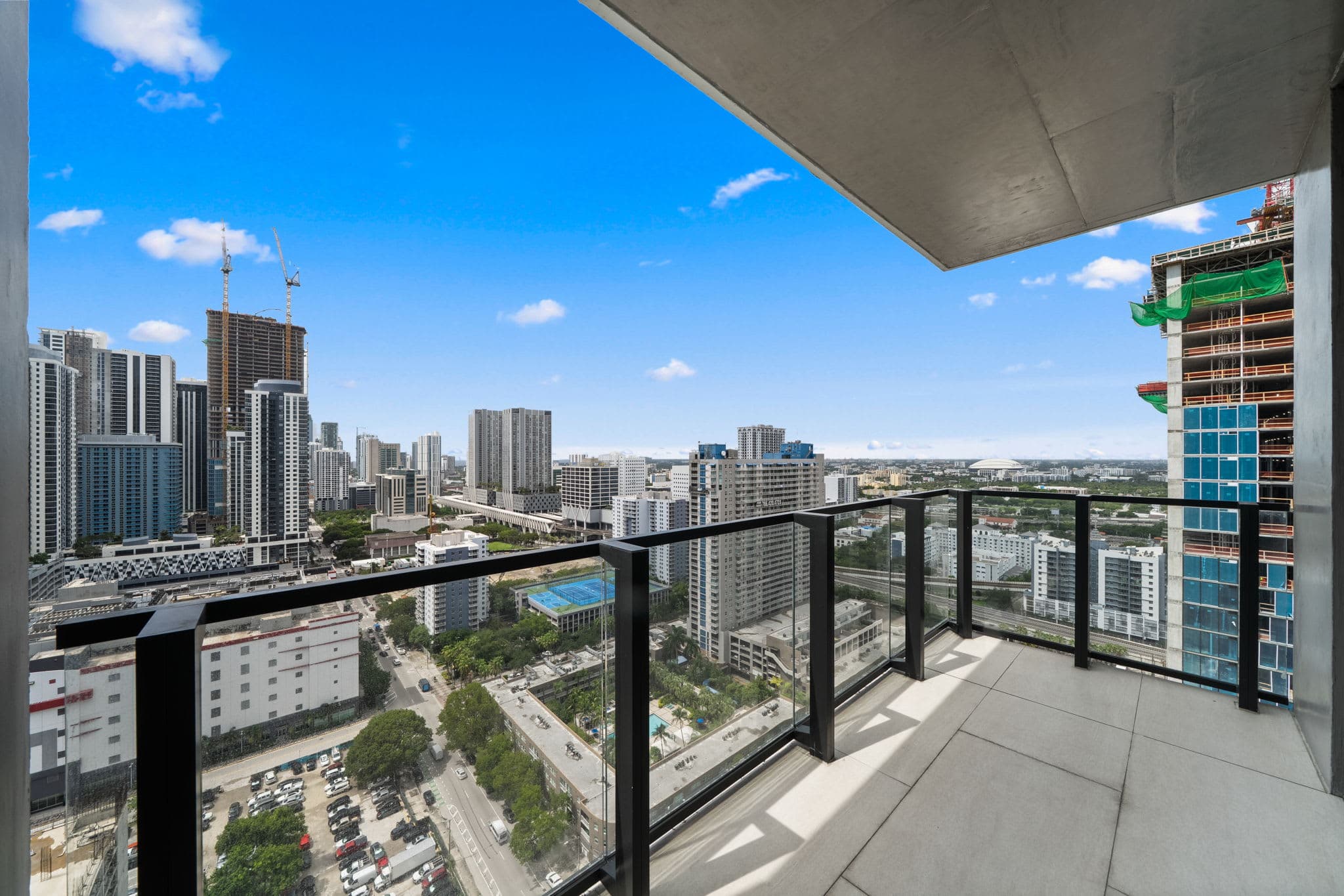 E11EVEN Skyline Suite 29th Floor with Rooftop Pool