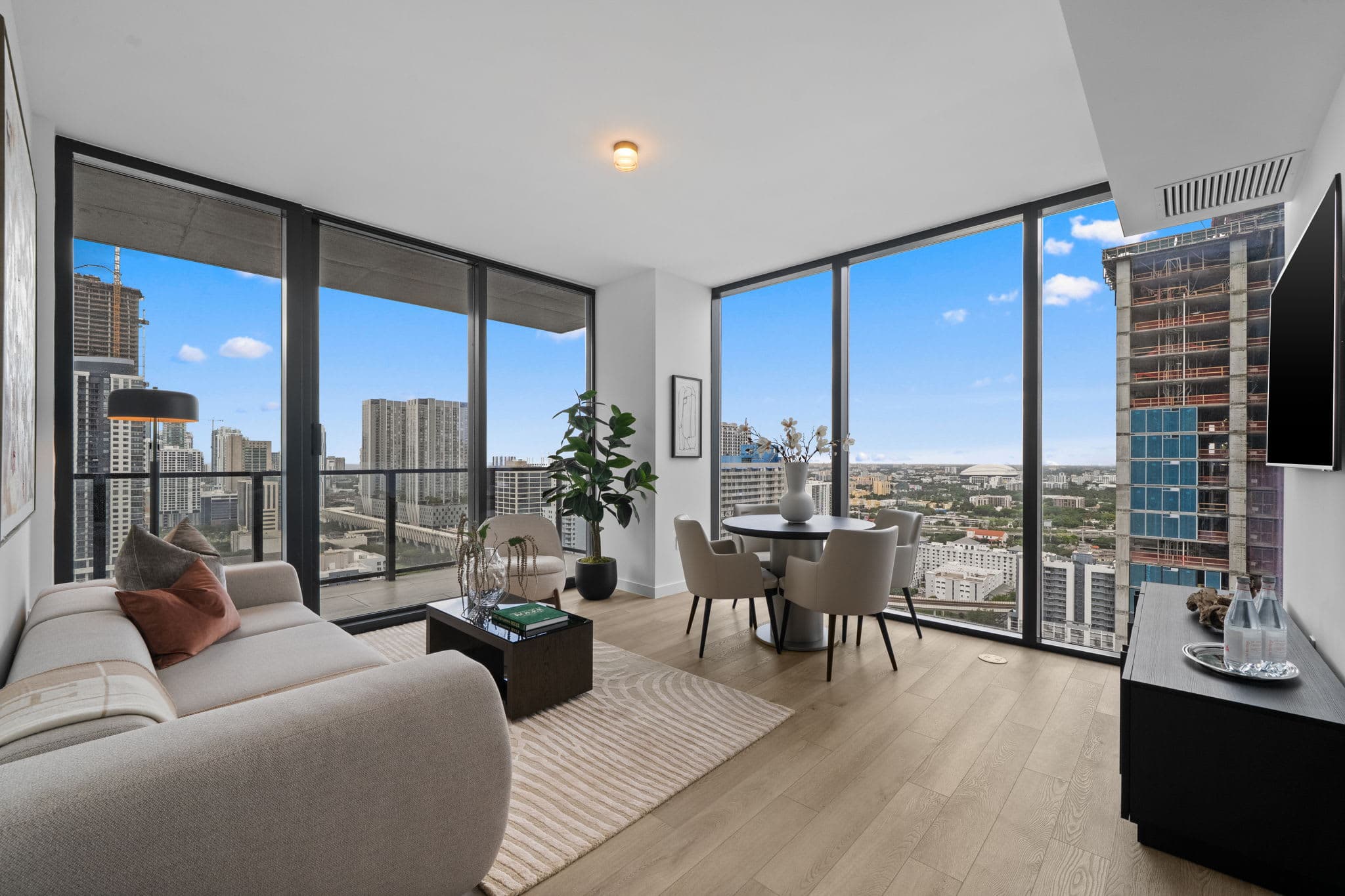E11EVEN Skyline Suite 29th Floor with Rooftop Pool