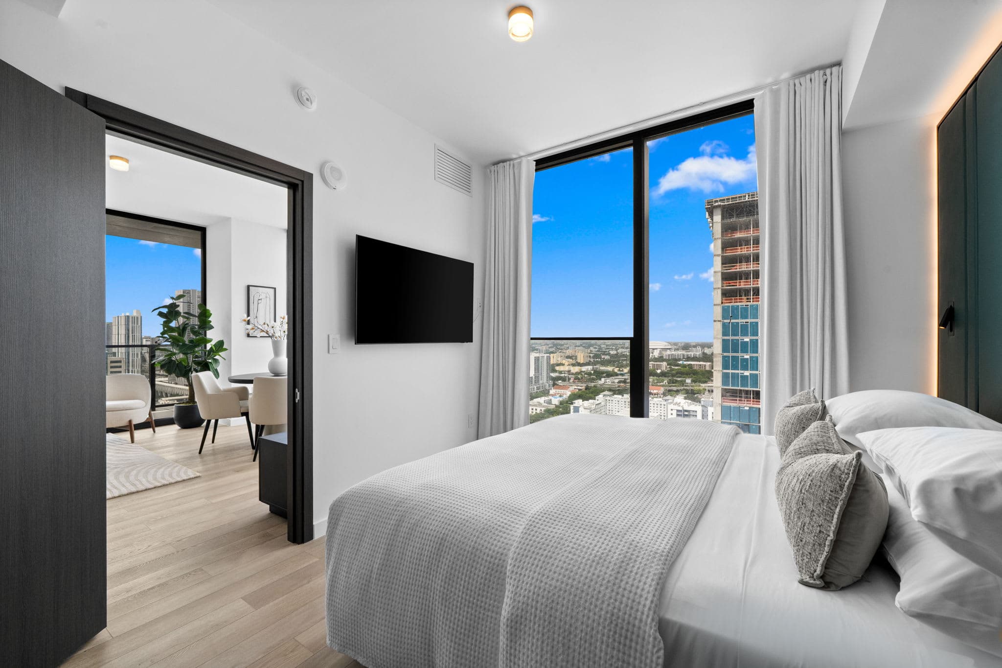 E11EVEN Skyline Suite 29th Floor with Rooftop Pool