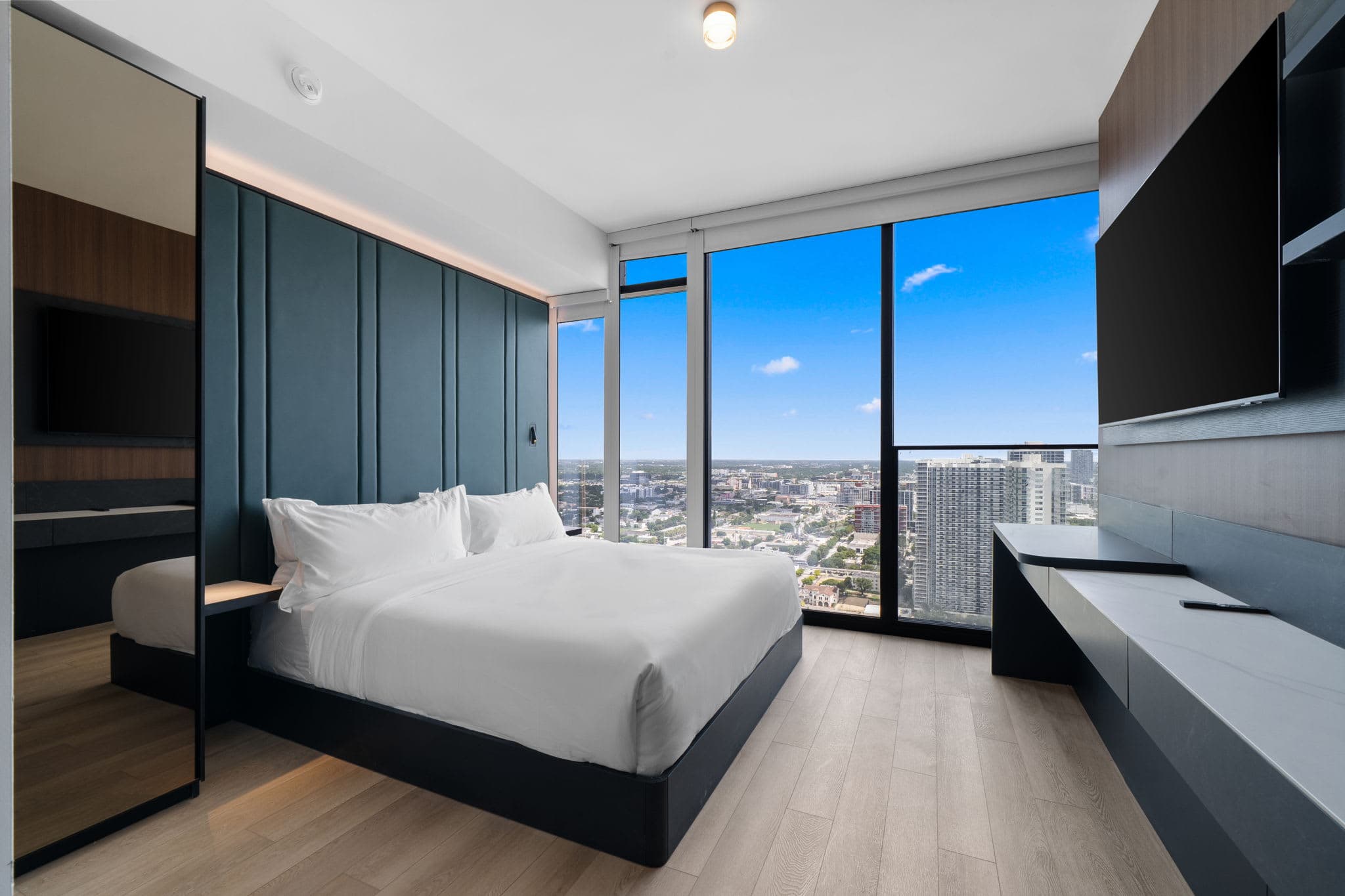 35th Floor E11EVEN Studio with Rooftop Pool City Views