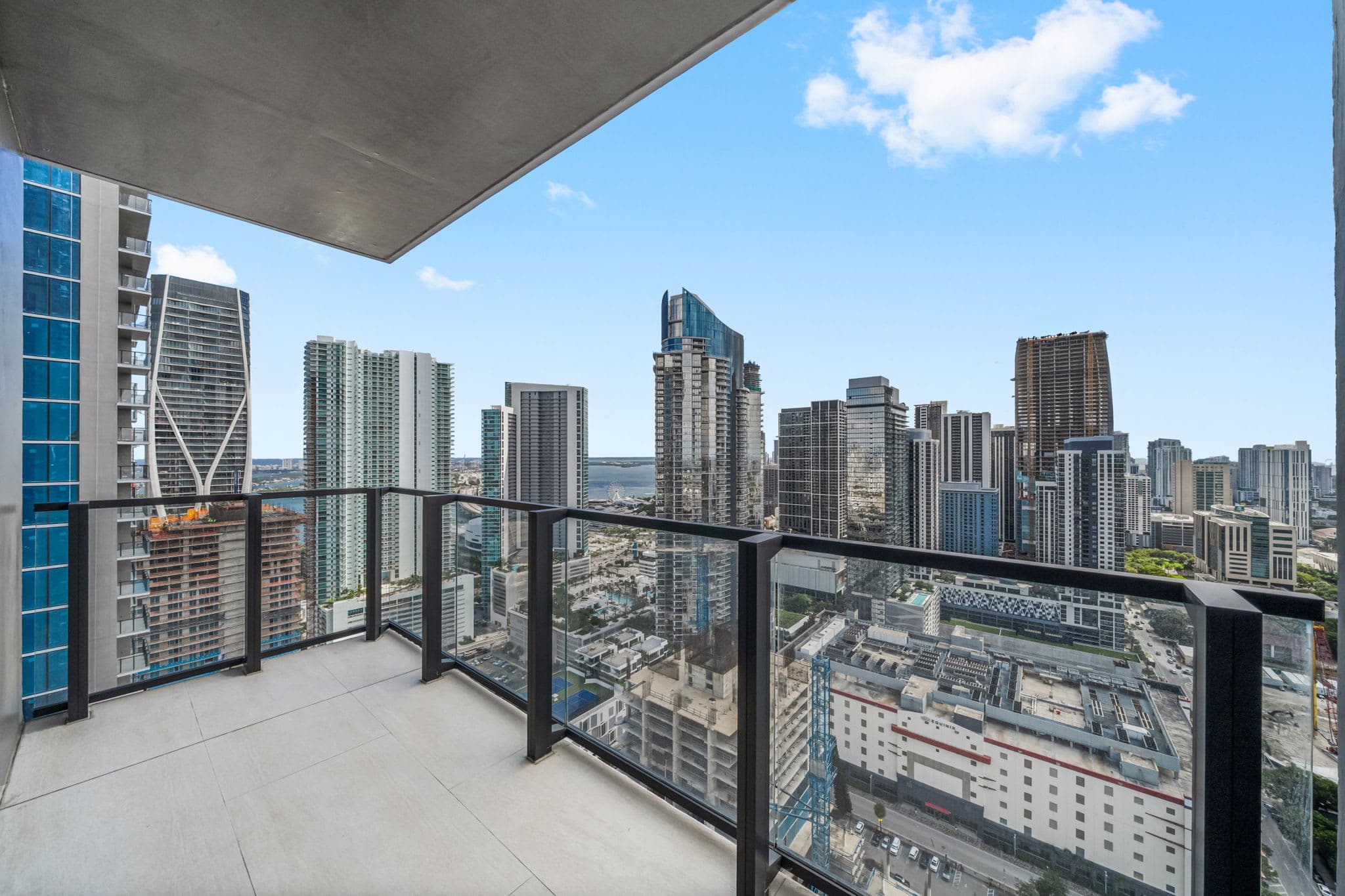 40th Floor Luxury E11EVEN Panoramic Bay & City View Suites