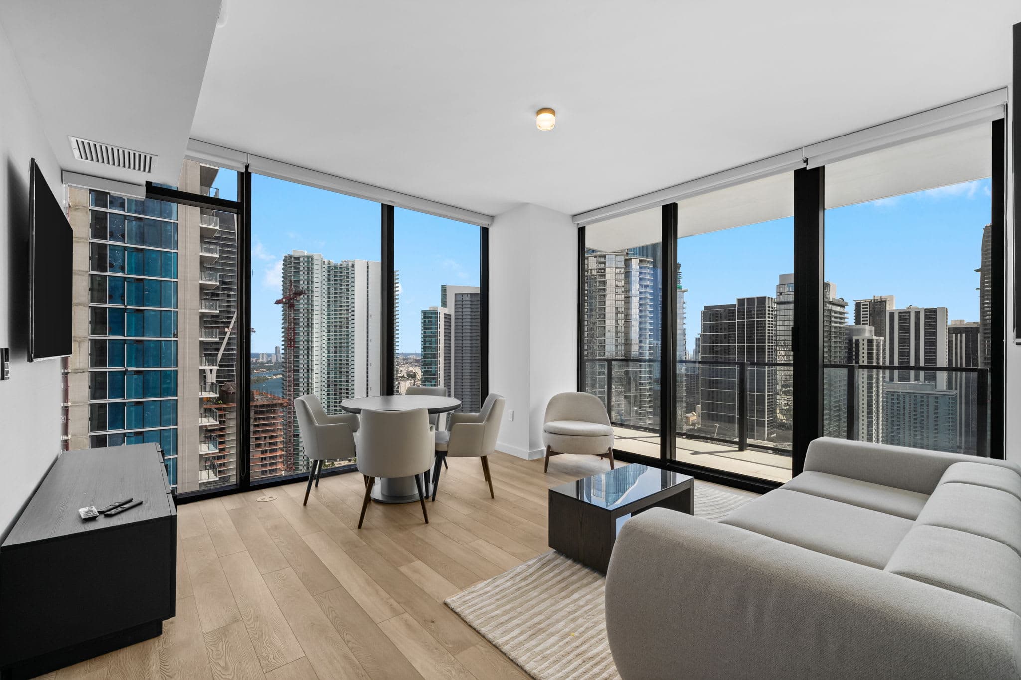 40th Floor Luxury E11EVEN Panoramic Bay & City View Suites