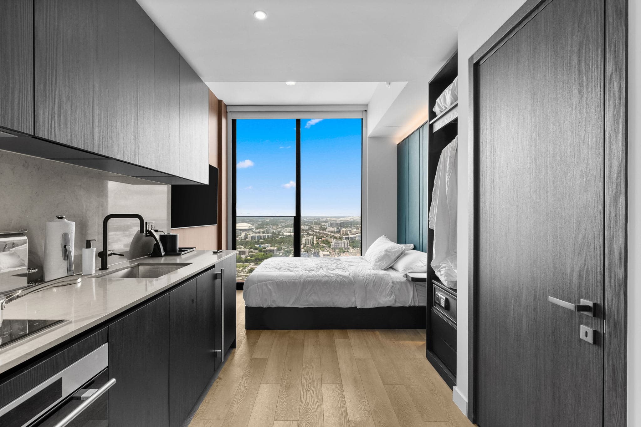 Luxury 49th Floor at E11EVEN w/ Rooftop Pool & Gym