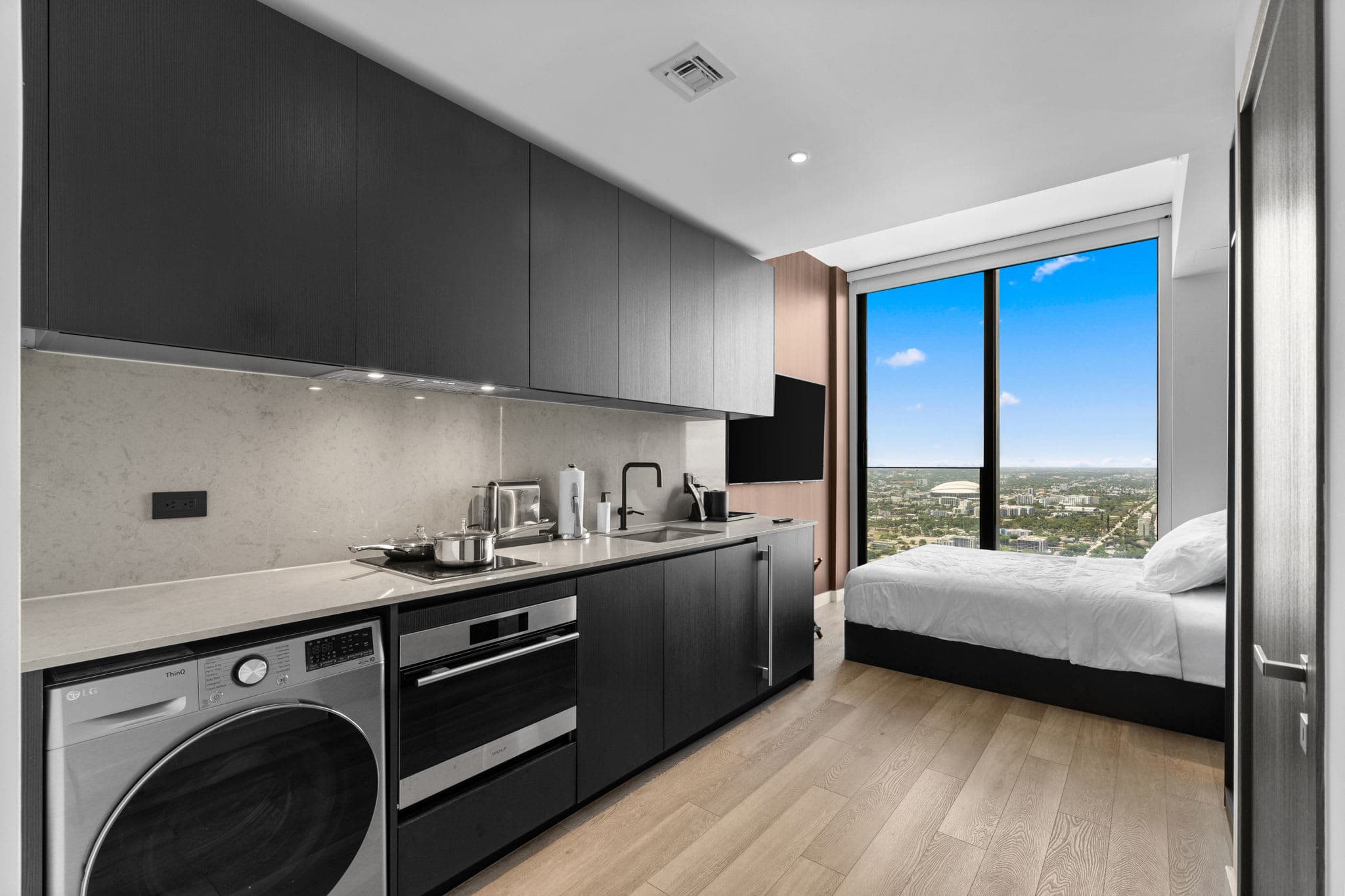 Luxury 49th Floor at E11EVEN w/ Rooftop Pool & Gym