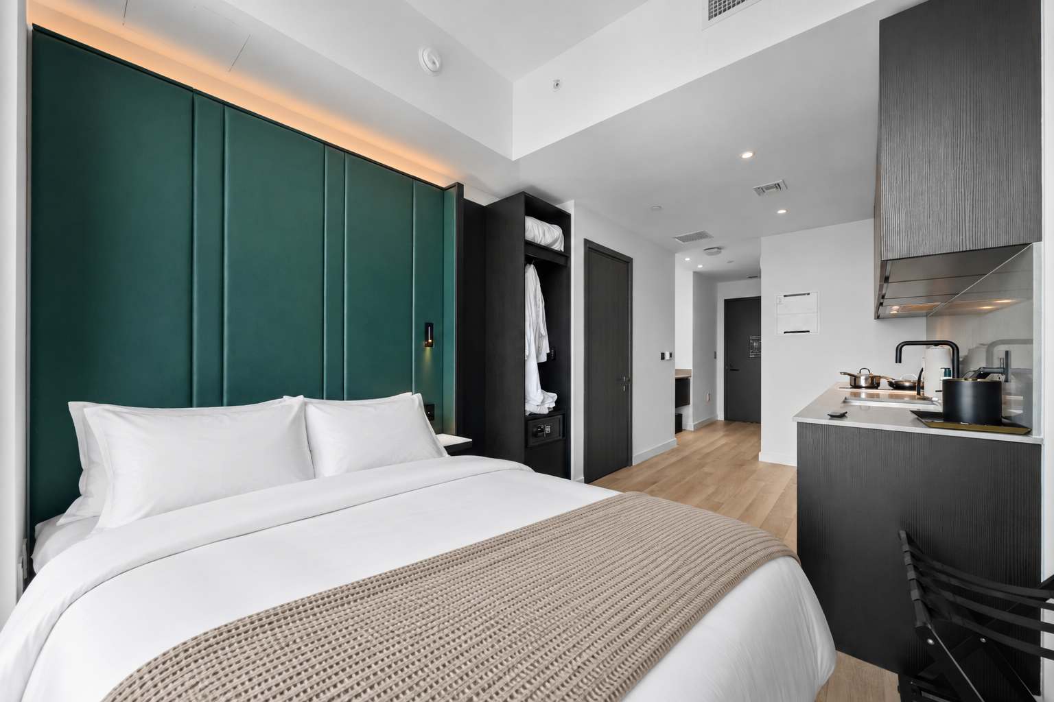 Luxury 49th Floor at E11EVEN w/ Rooftop Pool & Gym