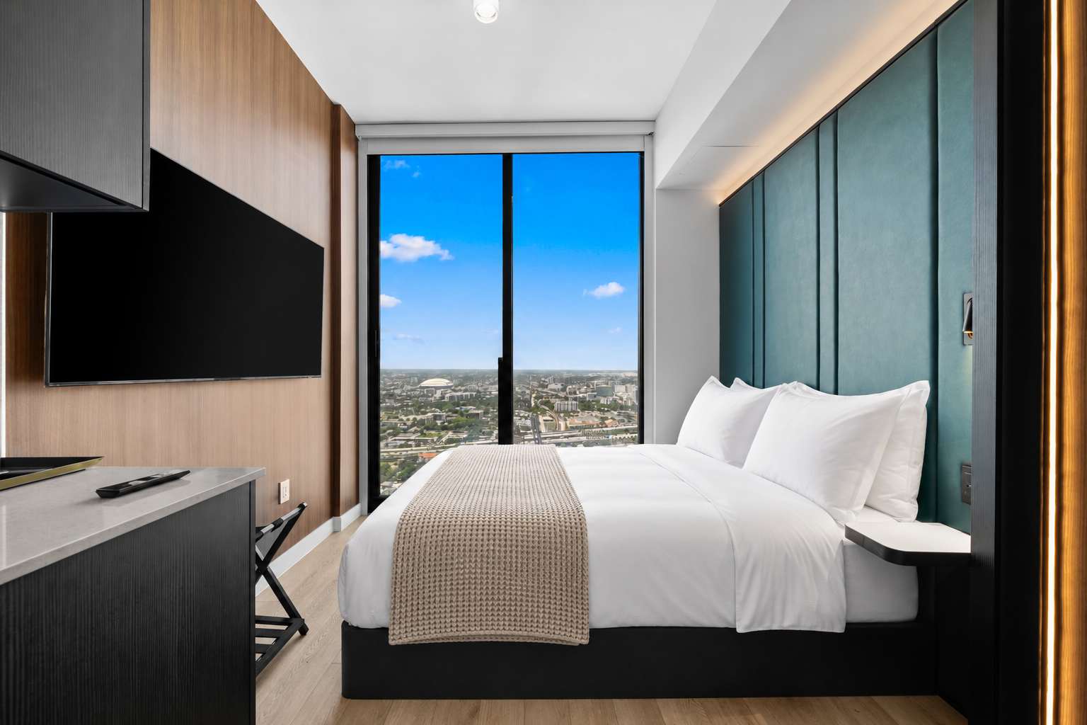 Luxury 49th Floor at E11EVEN w/ Rooftop Pool & Gym