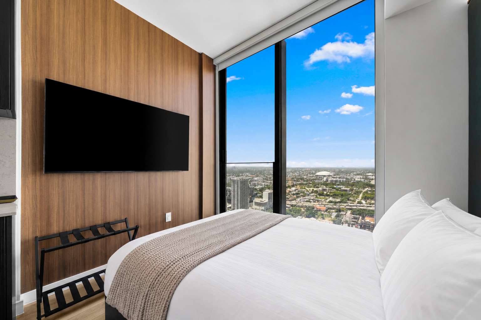 Luxury 49th Floor at E11EVEN w/ Rooftop Pool & Gym
