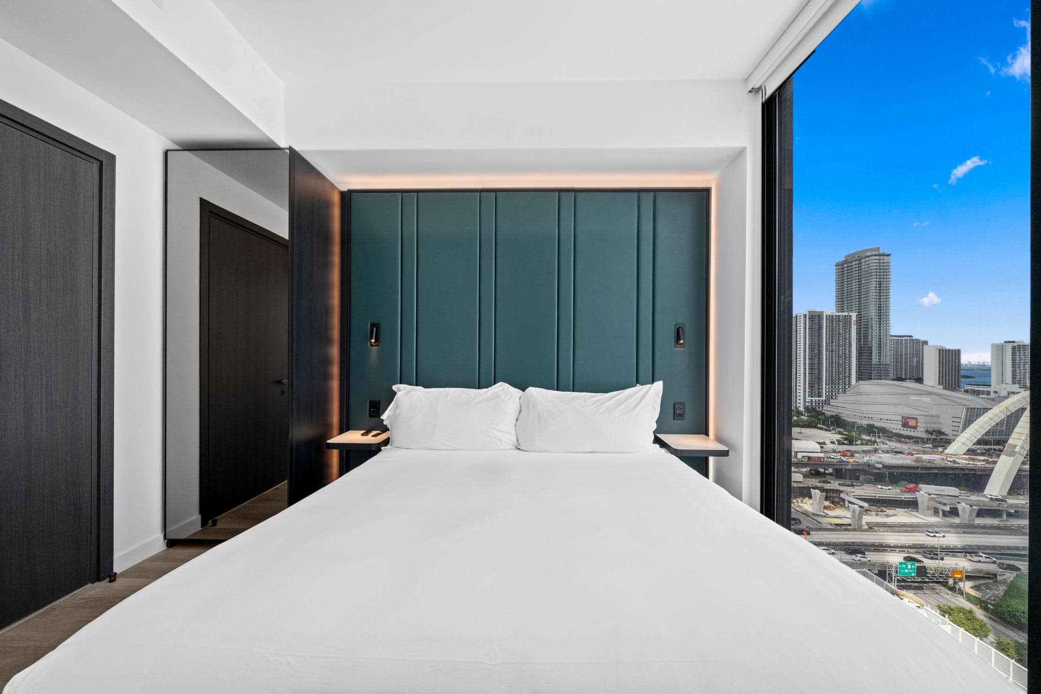 Elite E11EVEN Grand Suite Rooftop Pool and City Views