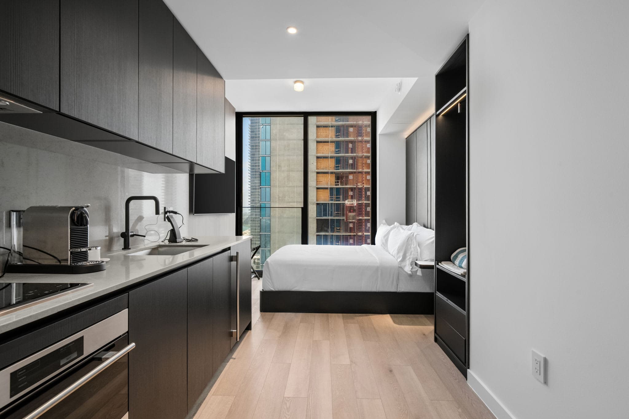 31st Floor Luxury Studio E11EVEN with Rooftop Pool & City Views