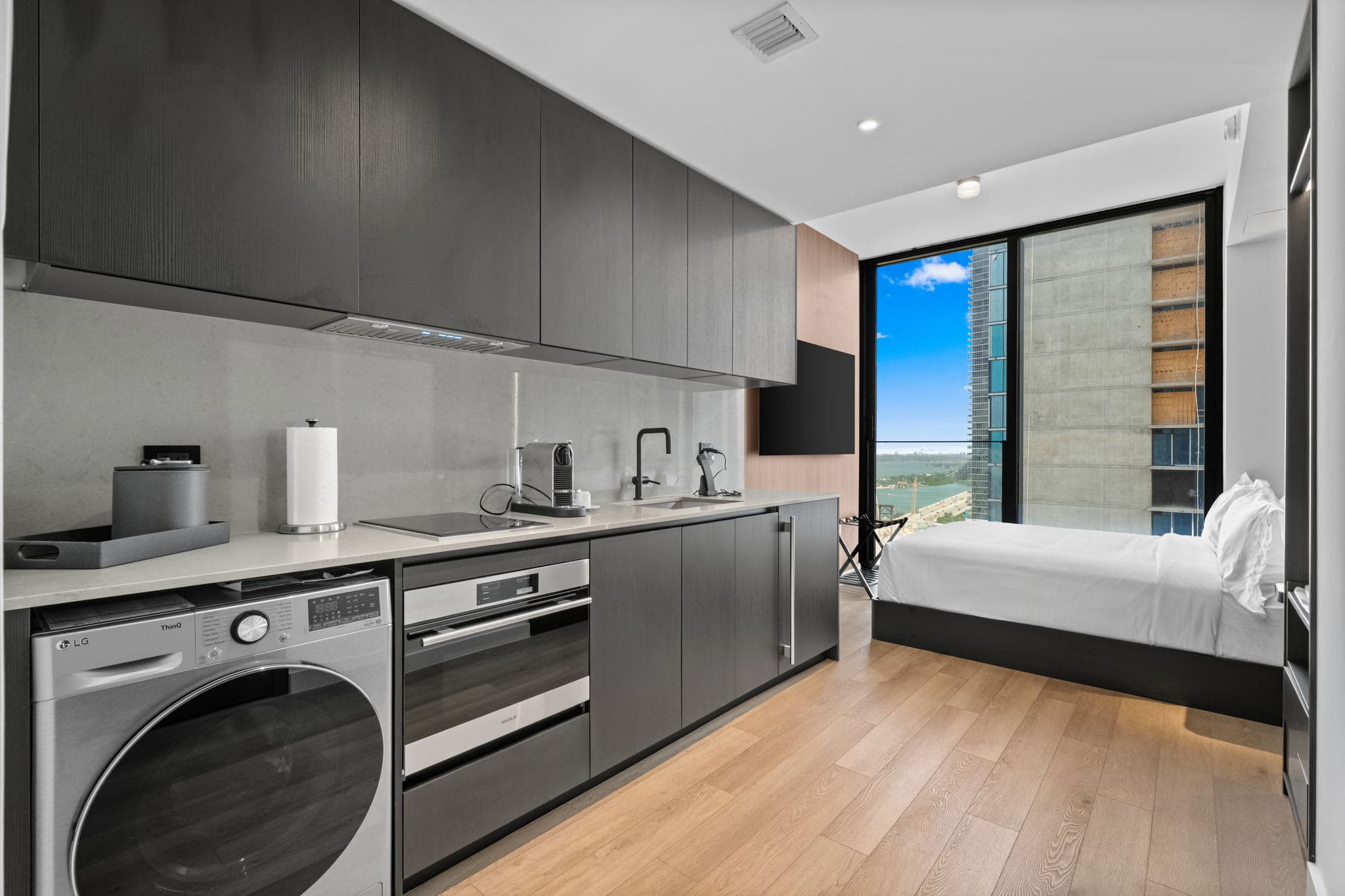 31st Floor Luxury Studio E11EVEN with Rooftop Pool & City Views